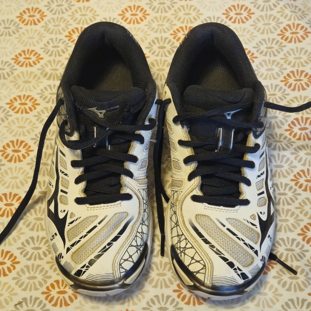 Mizuno Wave Voltage Volleyball Shoes - Black and White Size 6